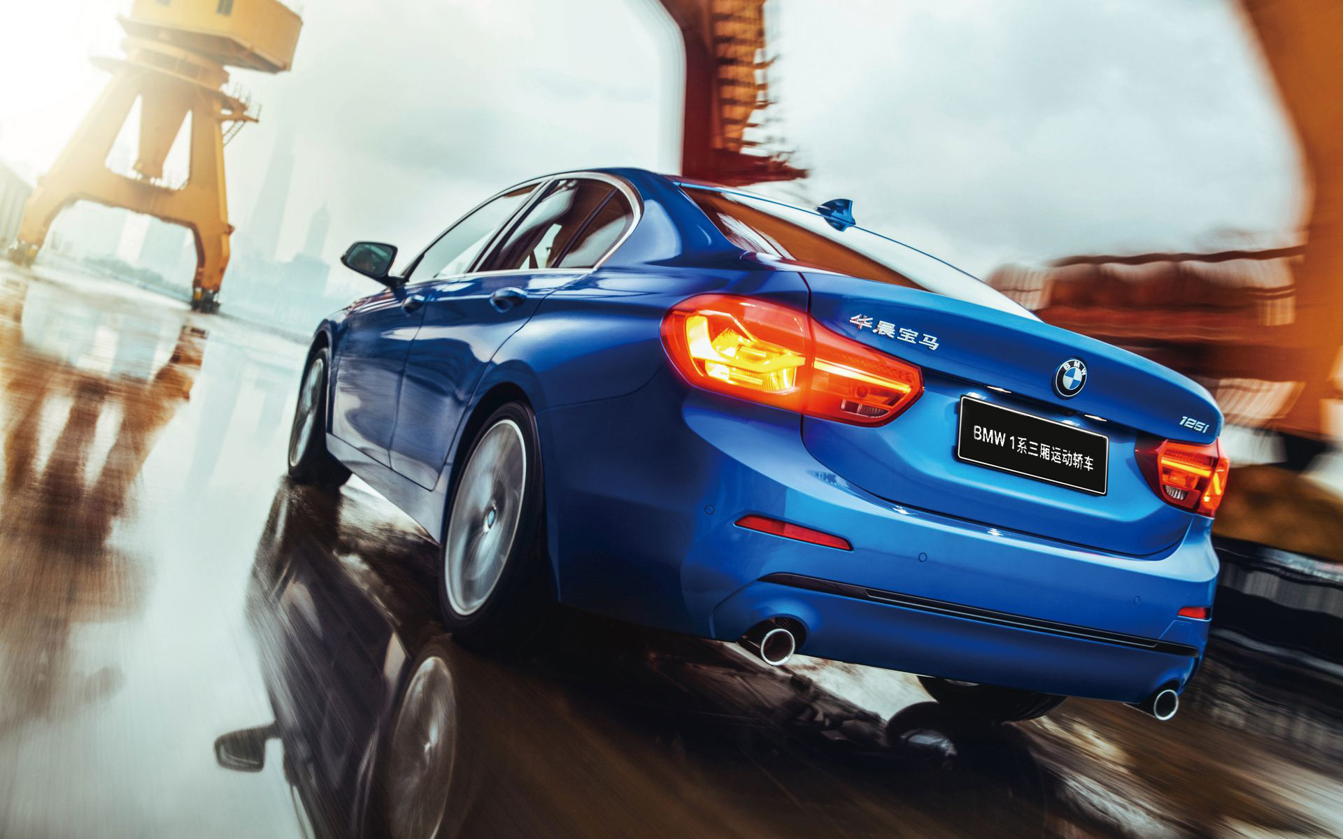 新BMW 1系三厢运动轿车的BMW互联驾驶 图片与视频 新BMW 1系三厢运动轿车的BMW互联驾驶 图片与视频