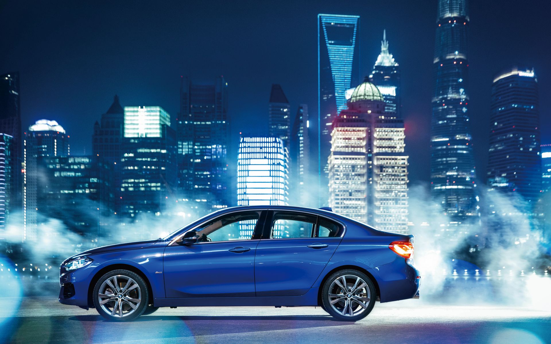 新BMW 1系三厢运动轿车的BMW互联驾驶 图片与视频 新BMW 1系三厢运动轿车的BMW互联驾驶 图片与视频