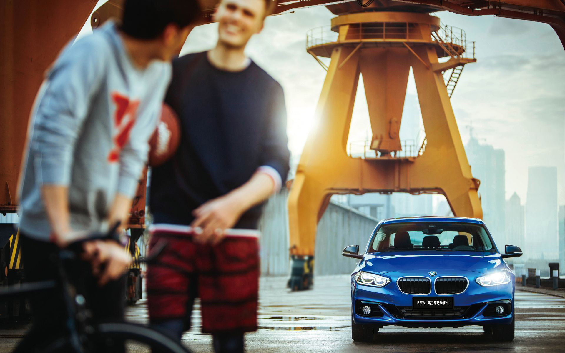 新BMW 1系三厢运动轿车的BMW互联驾驶 图片与视频 新BMW 1系三厢运动轿车的BMW互联驾驶 图片与视频