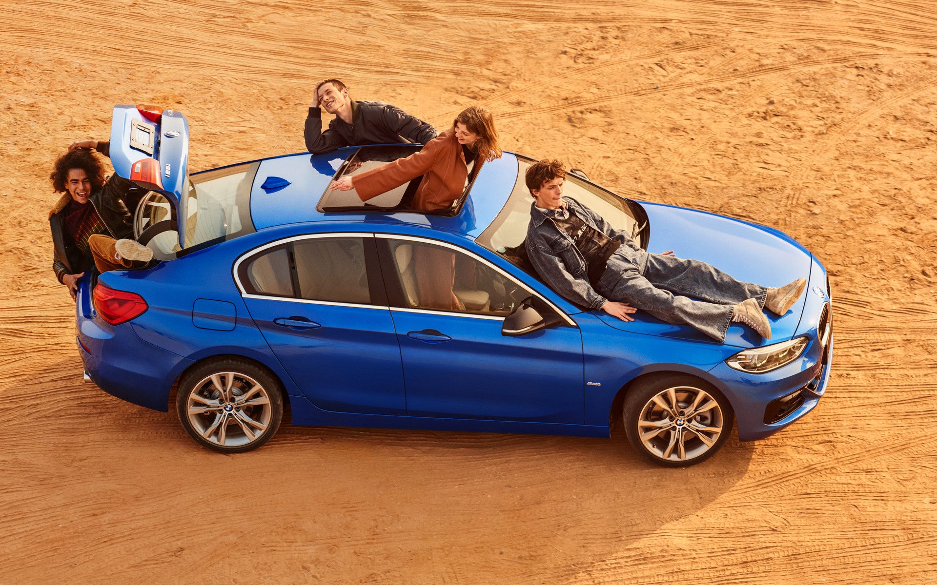 新BMW 1系三厢运动轿车的BMW互联驾驶 图片与视频 新BMW 1系三厢运动轿车的BMW互联驾驶 图片与视频