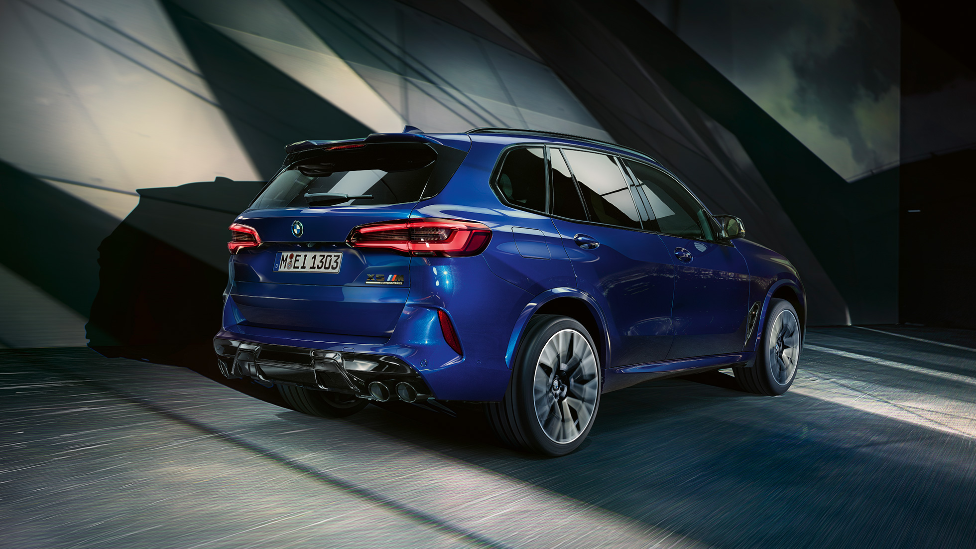 BMW X5 Competition with M xDrive BMW X5 Competition with M xDrive F95 2020 Marina Bay Blue metallic three-quarter rear view