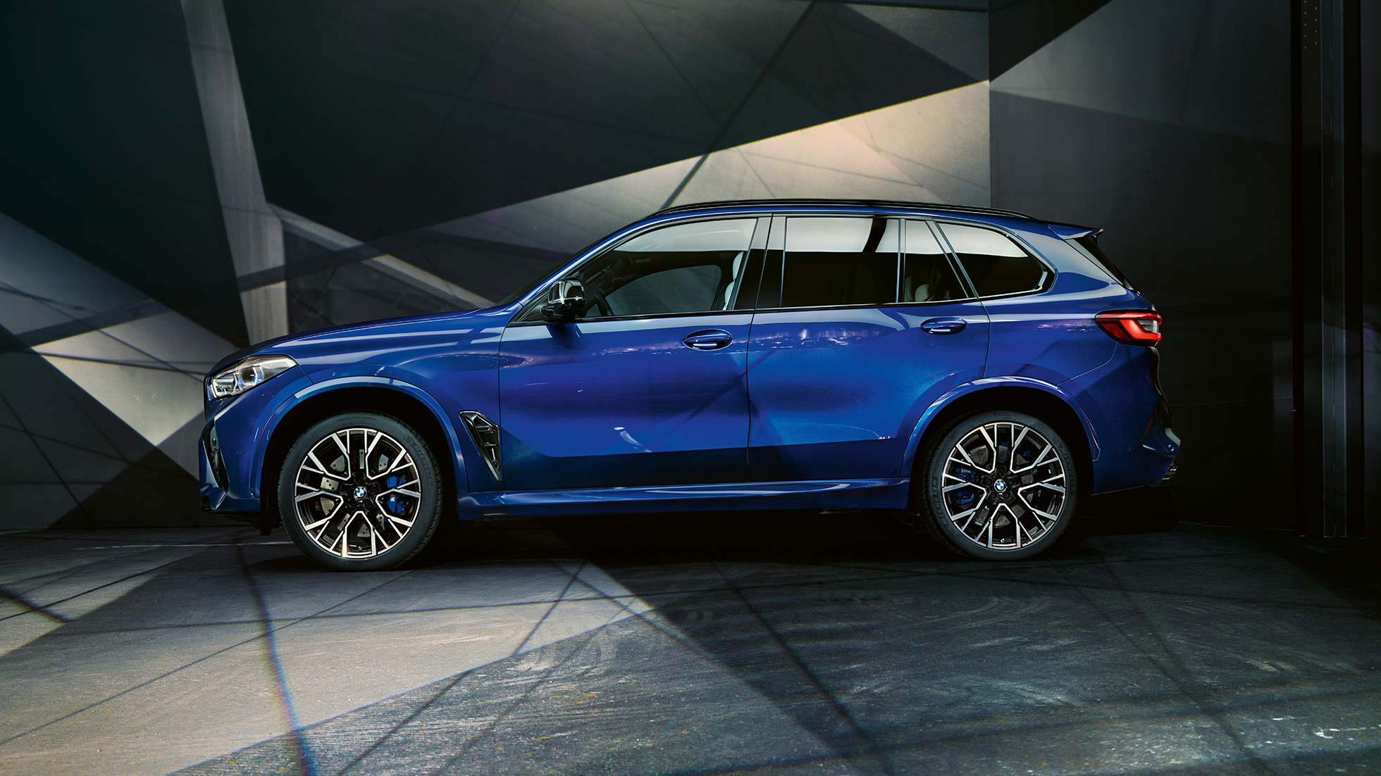 宽阔、强劲的脚架和大型M轻质合金轮毂体现了全新BMW X5 M的高性能理念——尽其所能地展现其卓然运动格调,如鲨鱼腮进气口和M专属车顶导流板设计,都进一步凸显了这一特性。<br>*图片展示仅为欧洲上市车型,实际配置信息以中国上市产品为准 <br>*中国车型暂未上市,更多动态,敬请期待 宽阔、强劲的脚架和大型M轻质合金轮毂体现了全新BMW X5 M的高性能理念——尽其所能地展现其卓然运动格调,如鲨鱼腮进气口和M专属车顶导流板设计,都进一步凸显了这一特性。<br>*图片展示仅为欧洲上市车型,实际配置信息以中国上市产品为准 <br>*中国车型暂未上市,更多动态,敬请期待