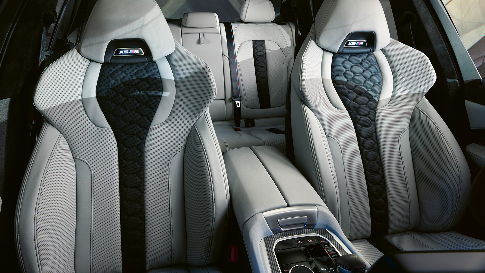 在全新BMW X5 M内饰方面,带发光X5 M标识的M多功能座椅和一体式头枕,尽显运动风范,带来卓越的驾乘舒适性和恰如其分的侧向支撑。<br>*图片展示仅为欧洲上市车型,实际配置信息以中国上市产品为准 <br>*中国车型暂未上市,更多动态,敬请期待 在全新BMW X5 M内饰方面,带发光X5 M标识的M多功能座椅和一体式头枕,尽显运动风范,带来卓越的驾乘舒适性和恰如其分的侧向支撑。<br>*图片展示仅为欧洲上市车型,实际配置信息以中国上市产品为准 <br>*中国车型暂未上市,更多动态,敬请期待