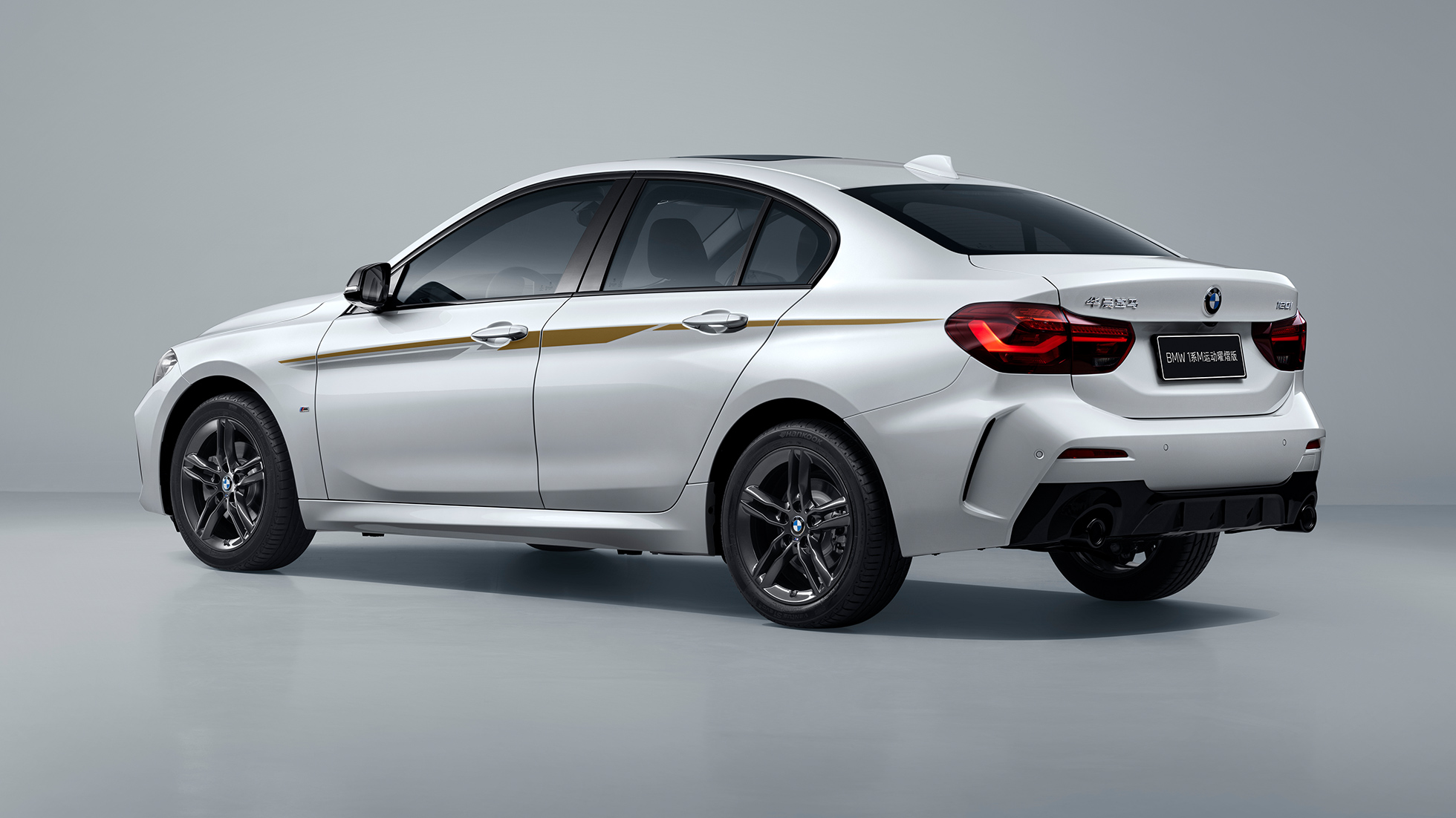 BMW 1系运动轿车曜熠版尾灯采用熏黑涂装设计,在车尾延续运动风格,昭示纯粹的驾驶乐趣。 BMW 1系运动轿车曜熠版尾灯采用熏黑涂装设计,在车尾延续运动风格,昭示纯粹的驾驶乐趣。