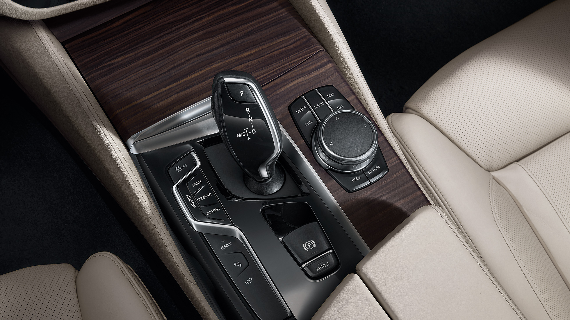 BMW 5系插电式混合动力 里程升级版具有的4种驾驶模式以及3种混合动力驱动模式,既能体验电动机高扭矩输出的加速感,又能结合多种路况切换不同的eDrive模式。 BMW 5系插电式混合动力 里程升级版具有的4种驾驶模式以及3种混合动力驱动模式,既能体验电动机高扭矩输出的加速感,又能结合多种路况切换不同的eDrive模式。