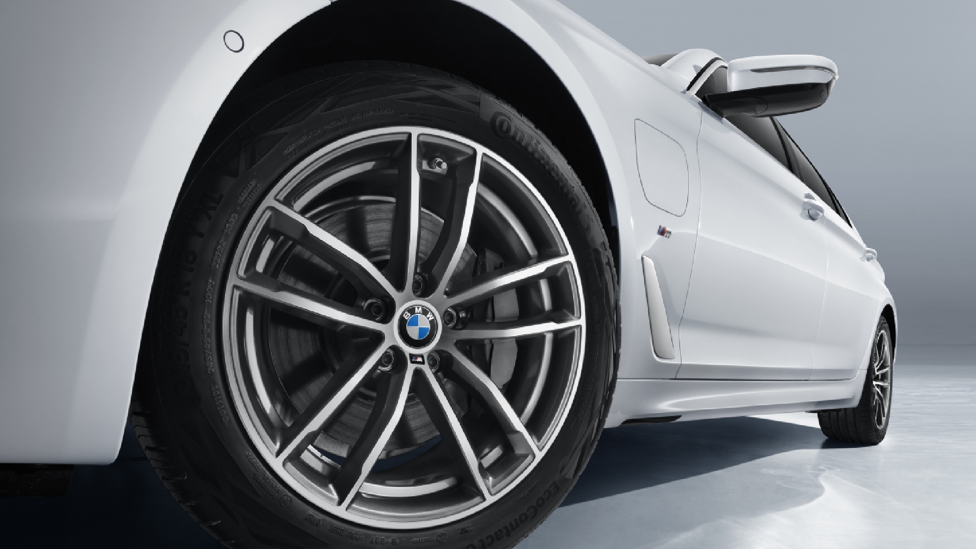 BMW提供便捷周到的充电保障,让驾驶乐趣无忧续航。 BMW提供便捷周到的充电保障,让驾驶乐趣无忧续航。