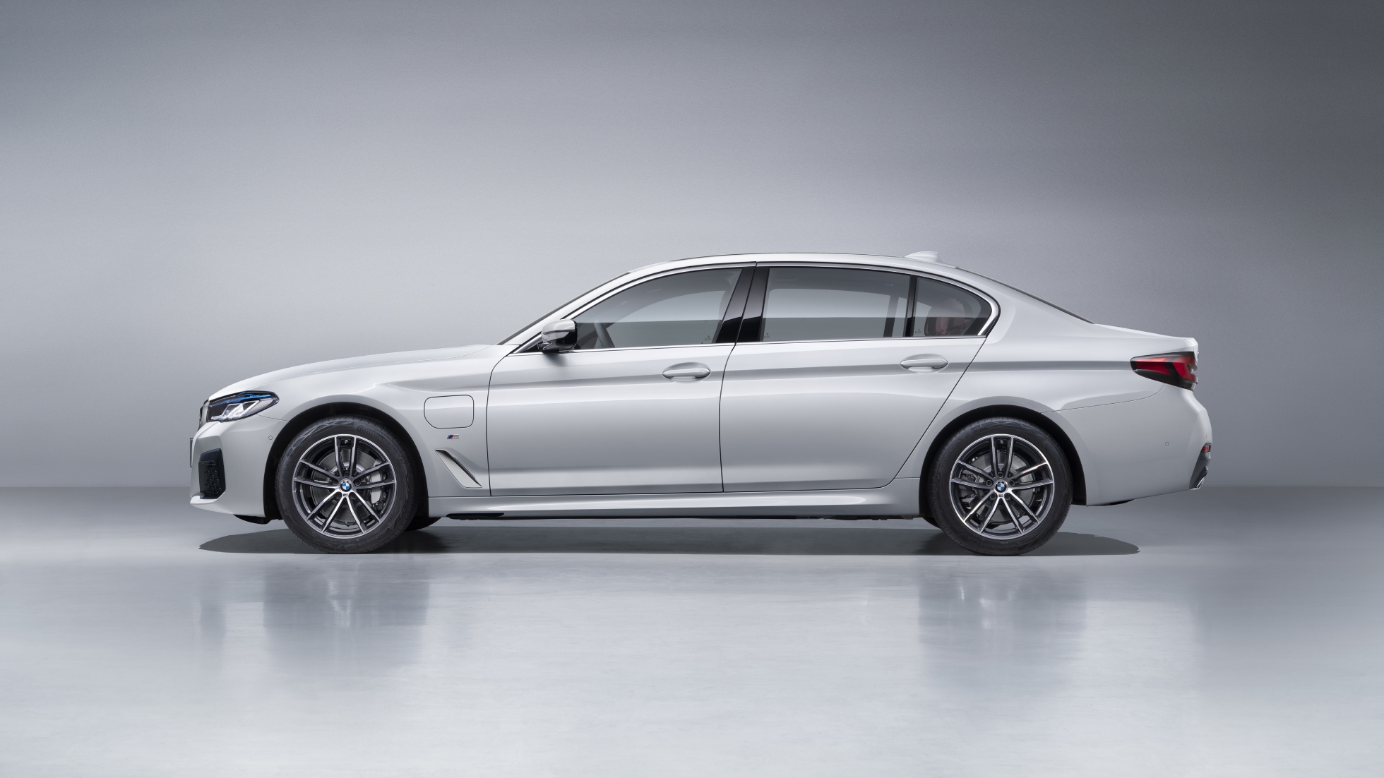 BMW提供便捷周到的充电保障,让驾驶乐趣无忧续航。 BMW提供便捷周到的充电保障,让驾驶乐趣无忧续航。
