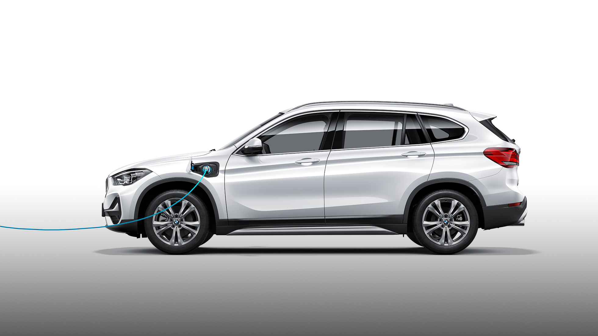 面向拥有固定停车位的新能源车主,BMW将提供充电墙盒套装;面向没有固定车位的客户,BMW将通过第三方为新能源车主提供充电卡服务。 面向拥有固定停车位的新能源车主,BMW将提供充电墙盒套装;面向没有固定车位的客户,BMW将通过第三方为新能源车主提供充电卡服务。