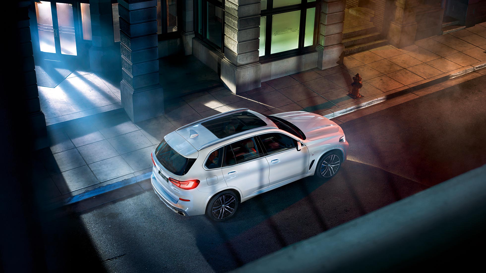 更大的车身尺寸令全新BMW X5插电式混合动力呈现出遒劲挺拔的外在,放眼之处皆是力量与美学强烈碰撞。 更大的车身尺寸令全新BMW X5插电式混合动力呈现出遒劲挺拔的外在,放眼之处皆是力量与美学强烈碰撞。