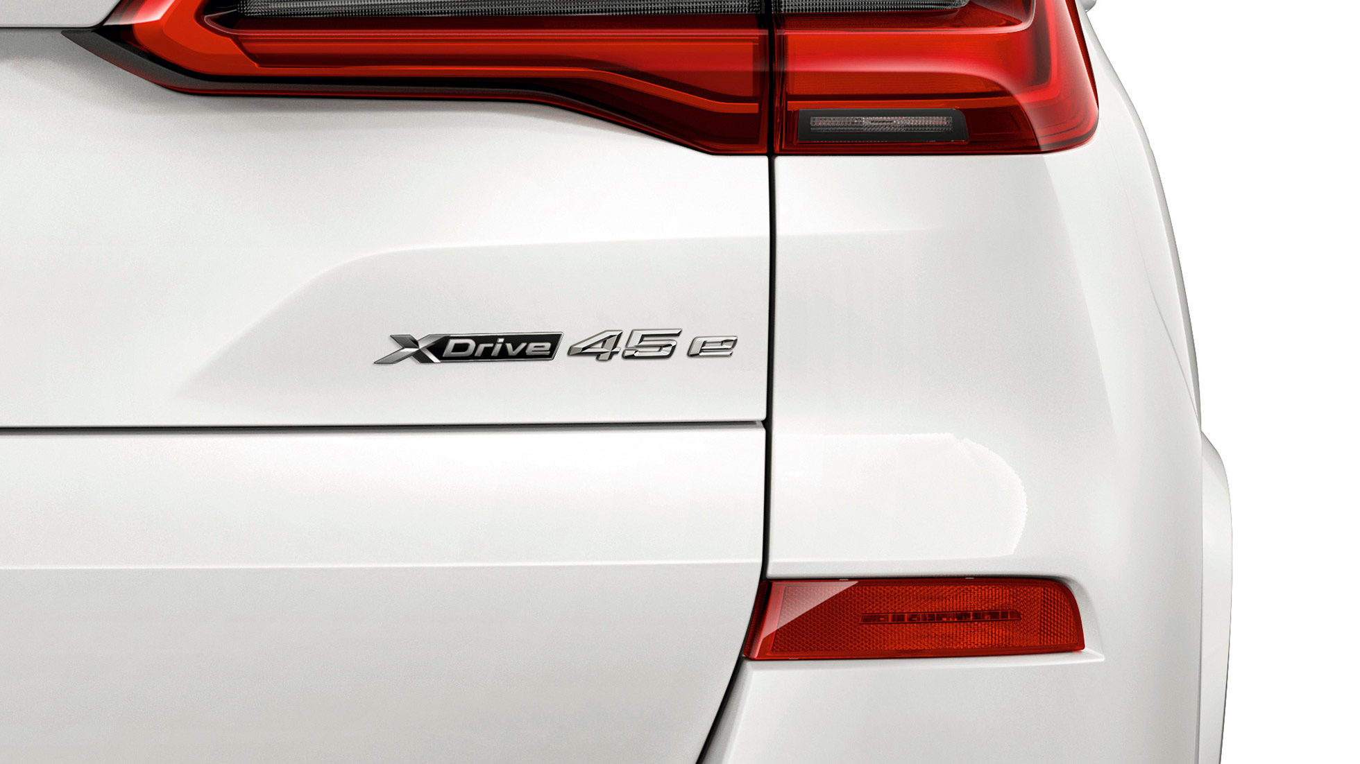 游刃两极,坐享澎湃。全新BMW X5插电式混合动力提供了多种驾驶模式,纯电动续航里程可达85公里,百公里综合油耗仅2.2升。 游刃两极,坐享澎湃。全新BMW X5插电式混合动力提供了多种驾驶模式,纯电动续航里程可达85公里,百公里综合油耗仅2.2升。