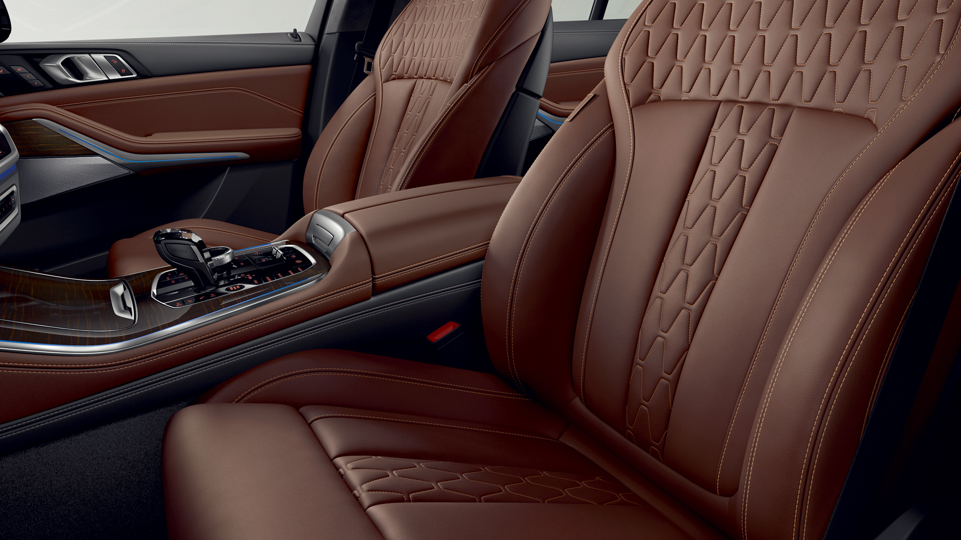 全新BMW X5插电式混合动力可选装BMW个性化定制Merino扩展真皮内饰,匠心工艺打造愉悦触感,令高雅姿态熠熠生辉。 全新BMW X5插电式混合动力可选装BMW个性化定制Merino扩展真皮内饰,匠心工艺打造愉悦触感,令高雅姿态熠熠生辉。