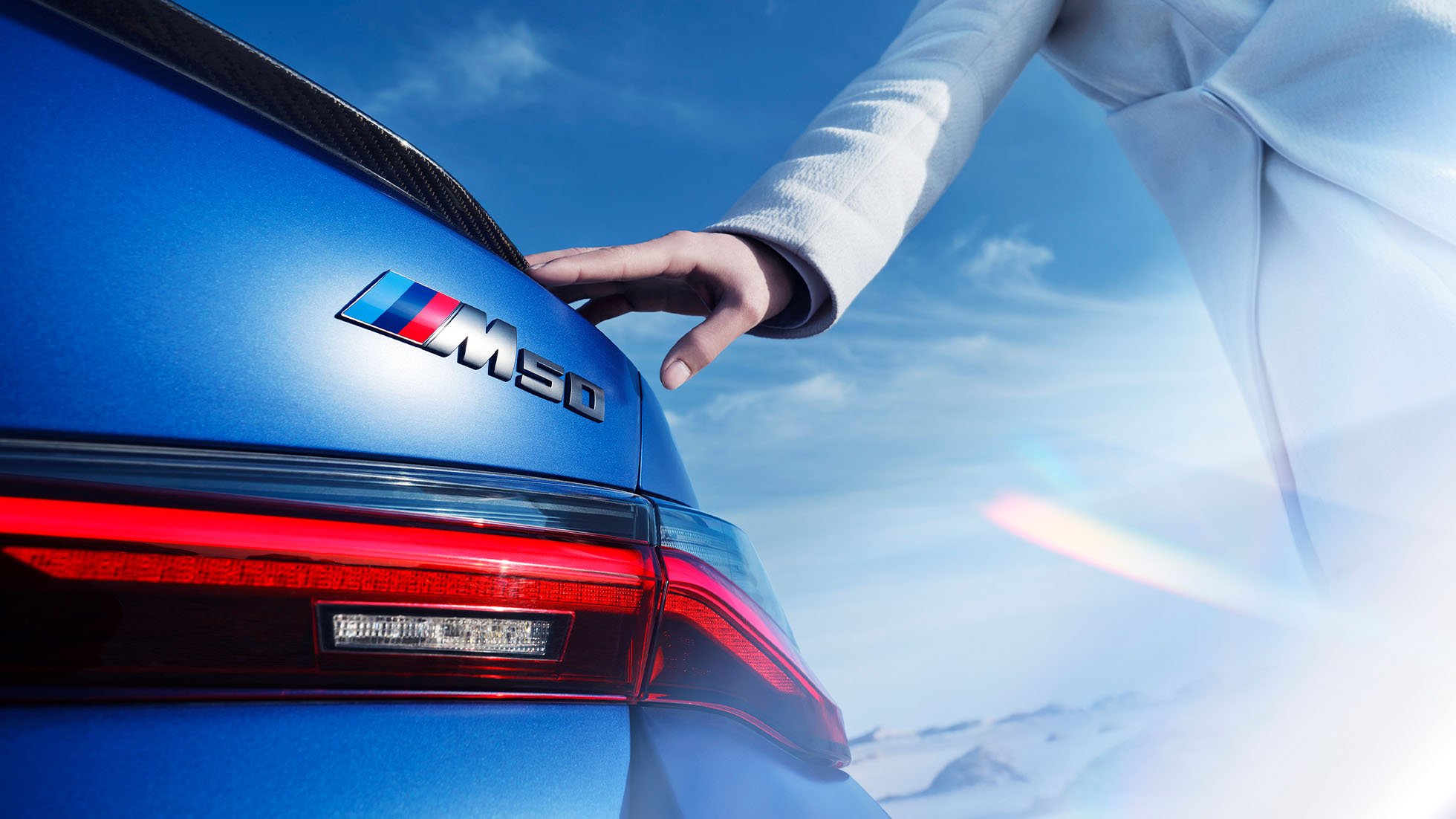 专属M徽标位于创新BMW i4 M50的进气格栅及车尾行李箱盖上,清晰可辨地彰显着M运动性能。 专属M徽标位于创新BMW i4 M50的进气格栅及车尾行李箱盖上,清晰可辨地彰显着M运动性能。