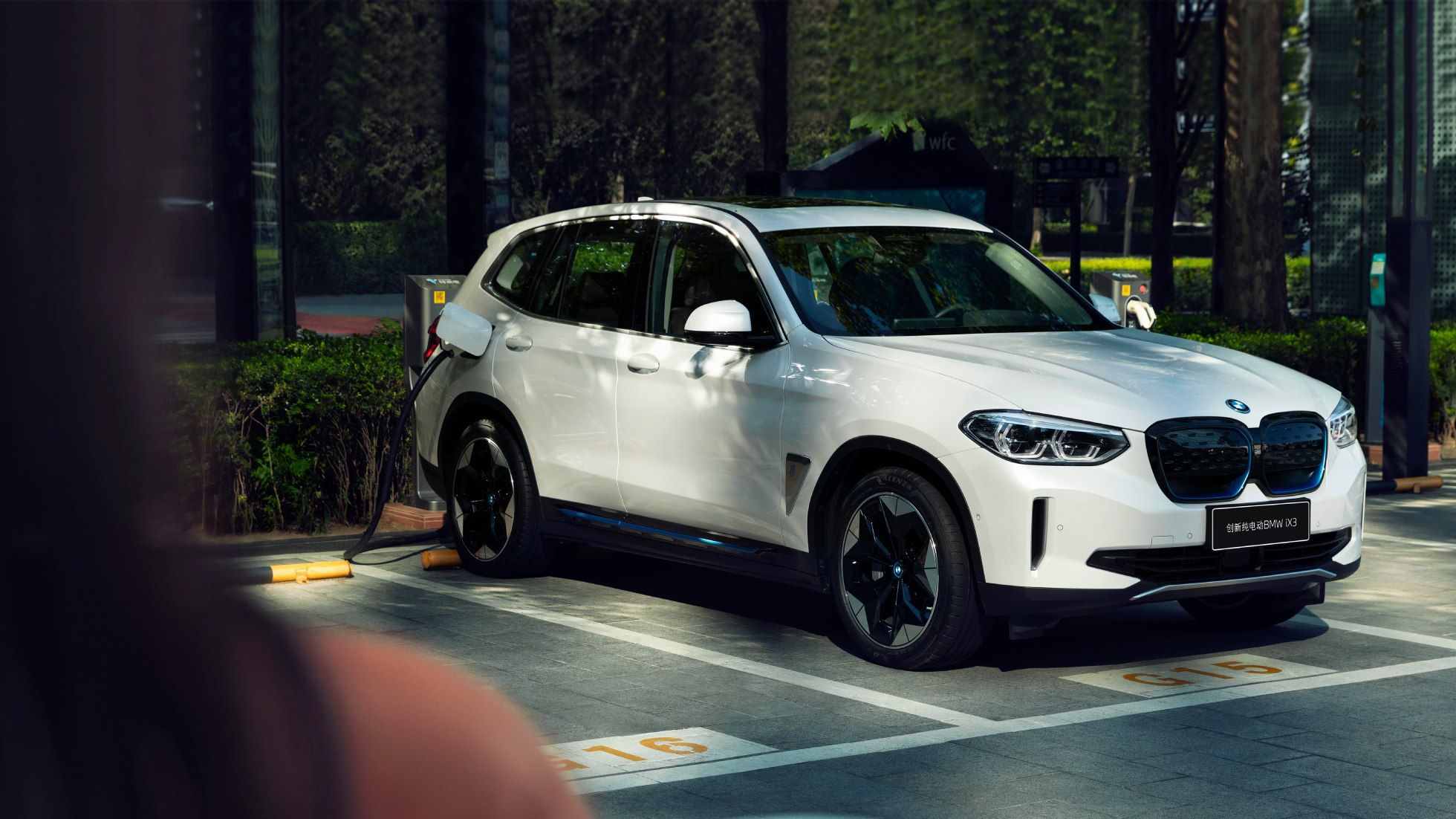 截至2020年底, BMW公共充电网络将覆盖全国300余个城市,实现动态连接超过300, 000根国标充电桩。 截至2020年底, BMW公共充电网络将覆盖全国300余个城市,实现动态连接超过300, 000根国标充电桩。