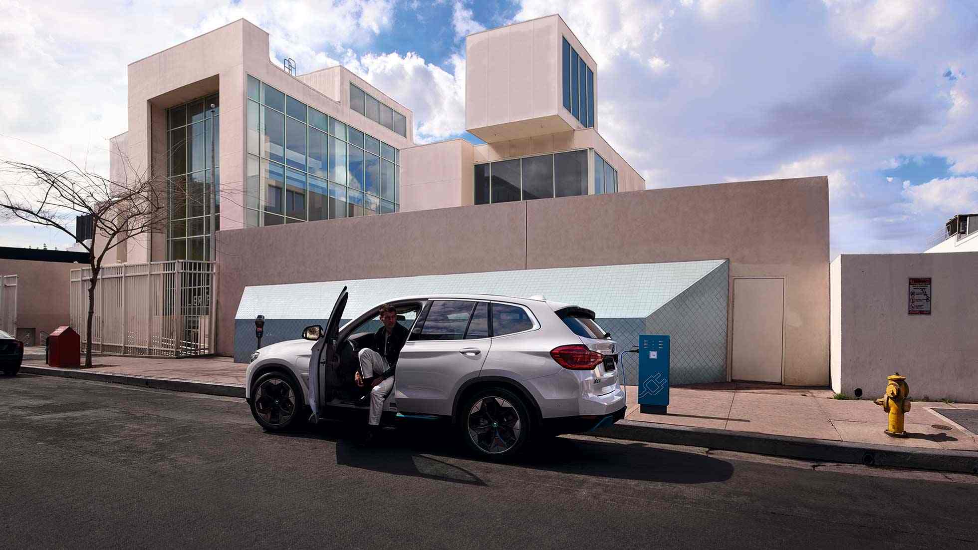 创新纯电动BMW iX3推出预售礼包政策,包含充电无忧预售礼包或长悦保养预售礼包。 创新纯电动BMW iX3推出预售礼包政策,包含充电无忧预售礼包或长悦保养预售礼包。