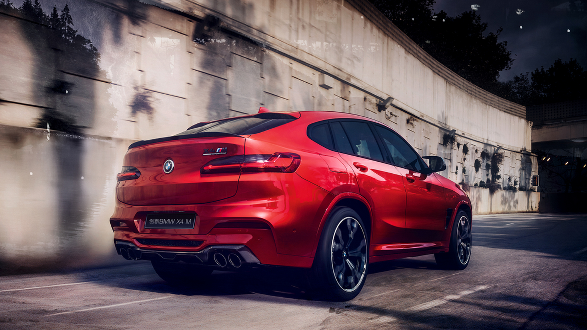 BMW X4 M Competition, mirror caps in carbon. BMW X4 M Competition in Toronto Red metallic, exterior, M Carbon exterior package, mirror caps in carbon.