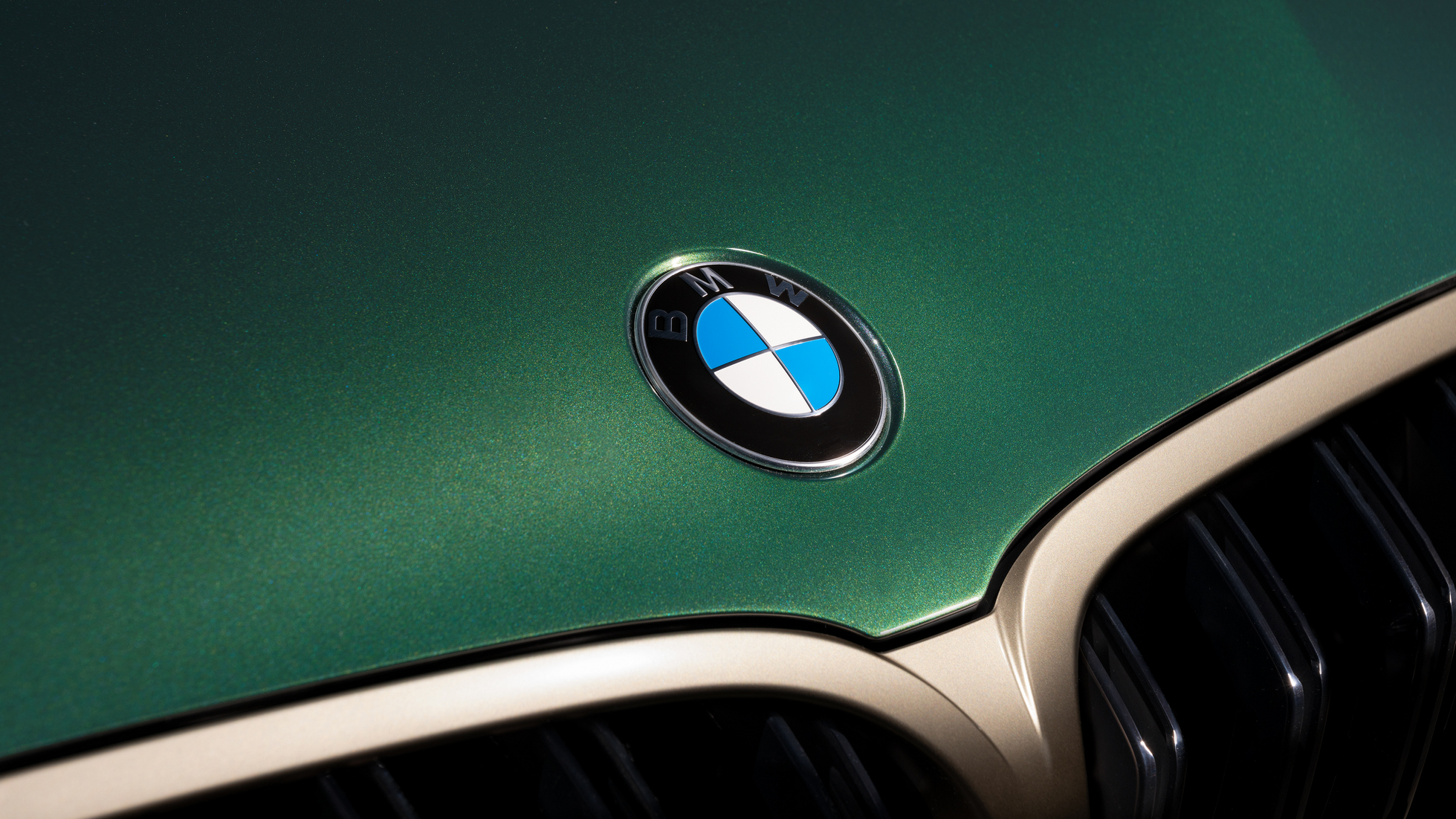 独特的BMW极光钻石绿色金属漆营造出耀目质感,结合修长的车身线条,瑰丽气息尽致彰显。 独特的BMW极光钻石绿色金属漆营造出耀目质感,结合修长的车身线条,瑰丽气息尽致彰显。
