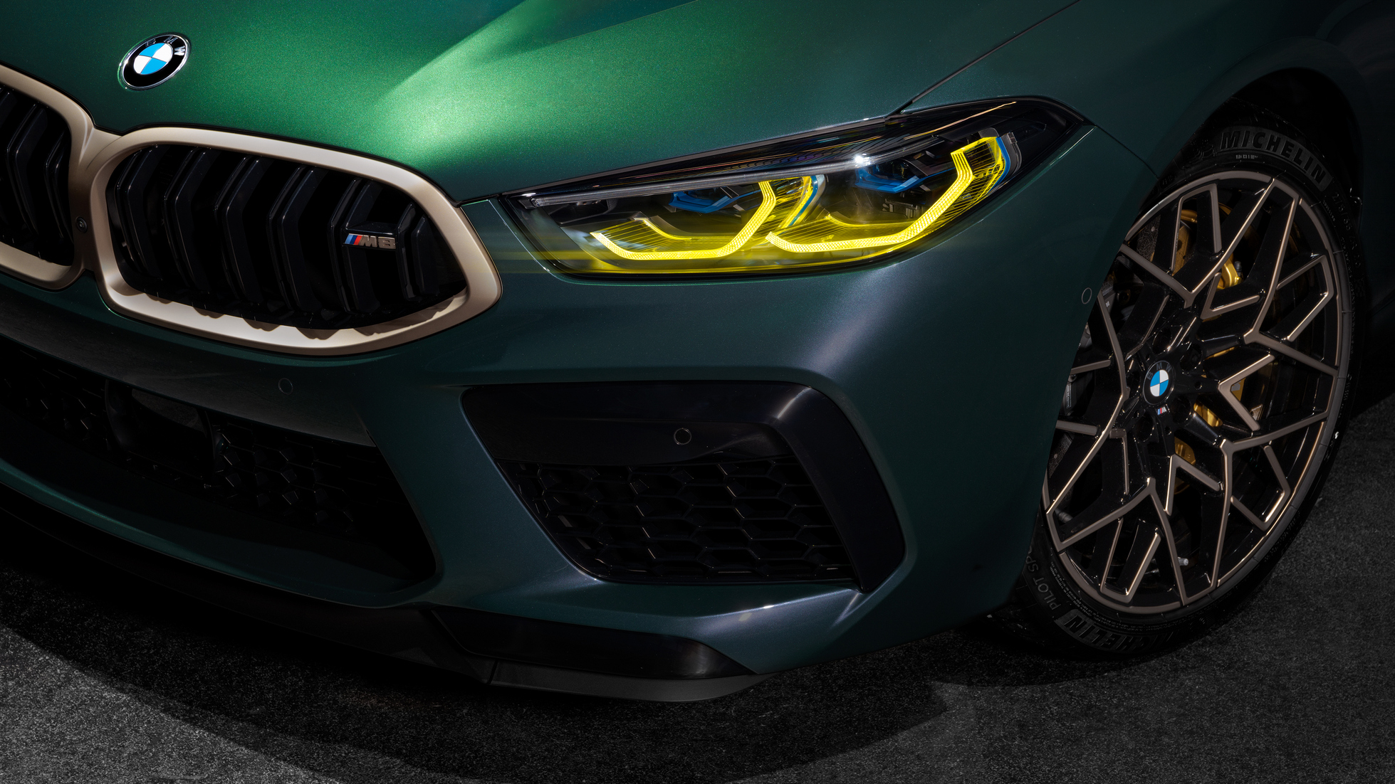 全新BMW M8四门轿跑车极光版配备精心雕琢的金色双肾进气隔栅边框,搭配黄色天使眼日间行车灯,承自经典的奢美气韵浑然天成,个性奢华一眼难忘。 全新BMW M8四门轿跑车极光版配备精心雕琢的金色双肾进气隔栅边框,搭配黄色天使眼日间行车灯,承自经典的奢美气韵浑然天成,个性奢华一眼难忘。