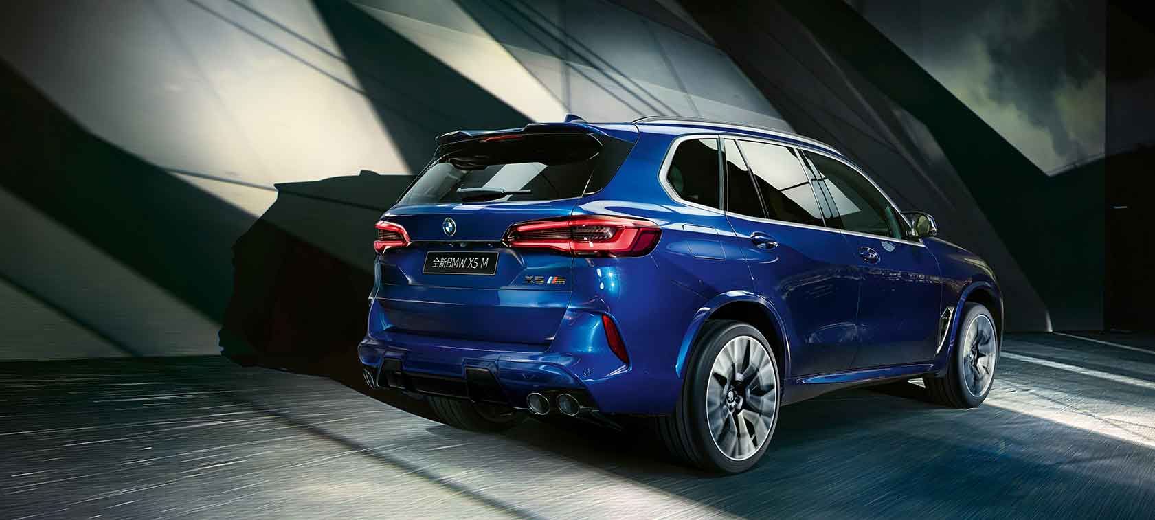 BMW X5 Competition with M xDrive BMW X5 Competition with M xDrive F95 2020 Marina Bay Blue metallic three-quarter rear view