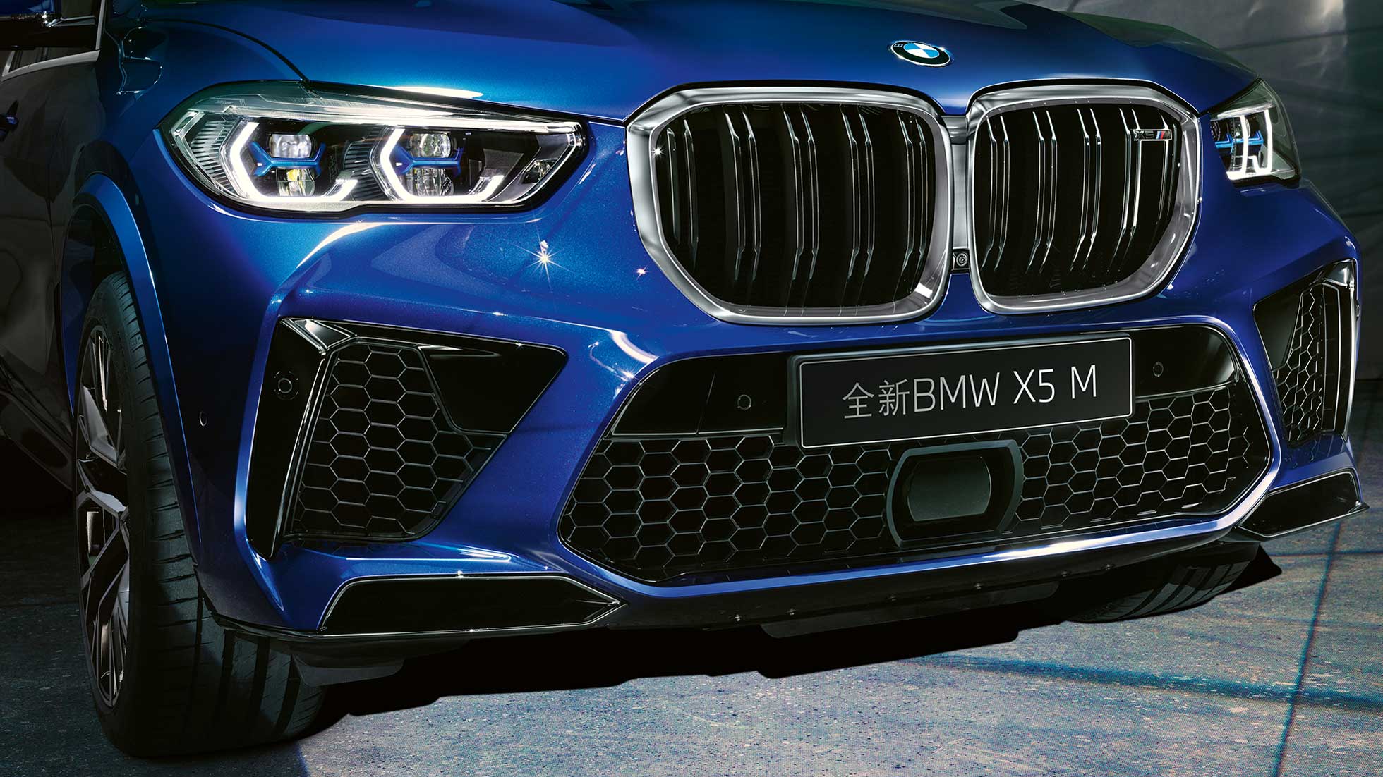 黑色高光双肾进气格栅以及底部加宽的进气口,使全新BMW X5 M的前部设计极具冲击力。 黑色高光双肾进气格栅以及底部加宽的进气口,使全新BMW X5 M的前部设计极具冲击力。