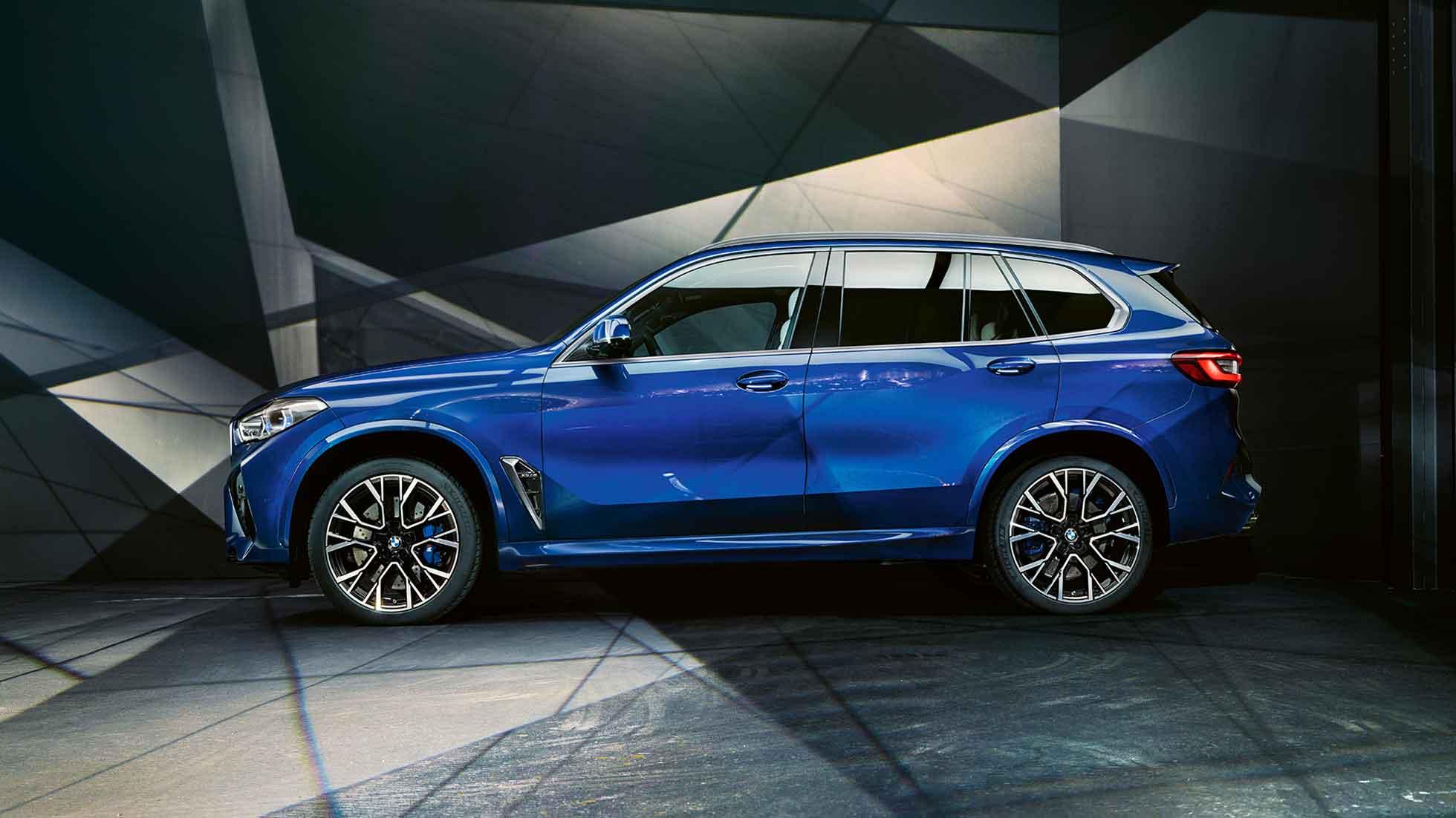 宽阔、强劲的脚架和大型M轻质合金轮毂体现了全新BMW X5 M的高性能理念——尽其所能地展现其卓然运动格调,如带有M标识的鲨鱼腮侧进气口和M专属车顶导流板设计,都进一步凸显了这一特性。 宽阔、强劲的脚架和大型M轻质合金轮毂体现了全新BMW X5 M的高性能理念——尽其所能地展现其卓然运动格调,如带有M标识的鲨鱼腮侧进气口和M专属车顶导流板设计,都进一步凸显了这一特性。