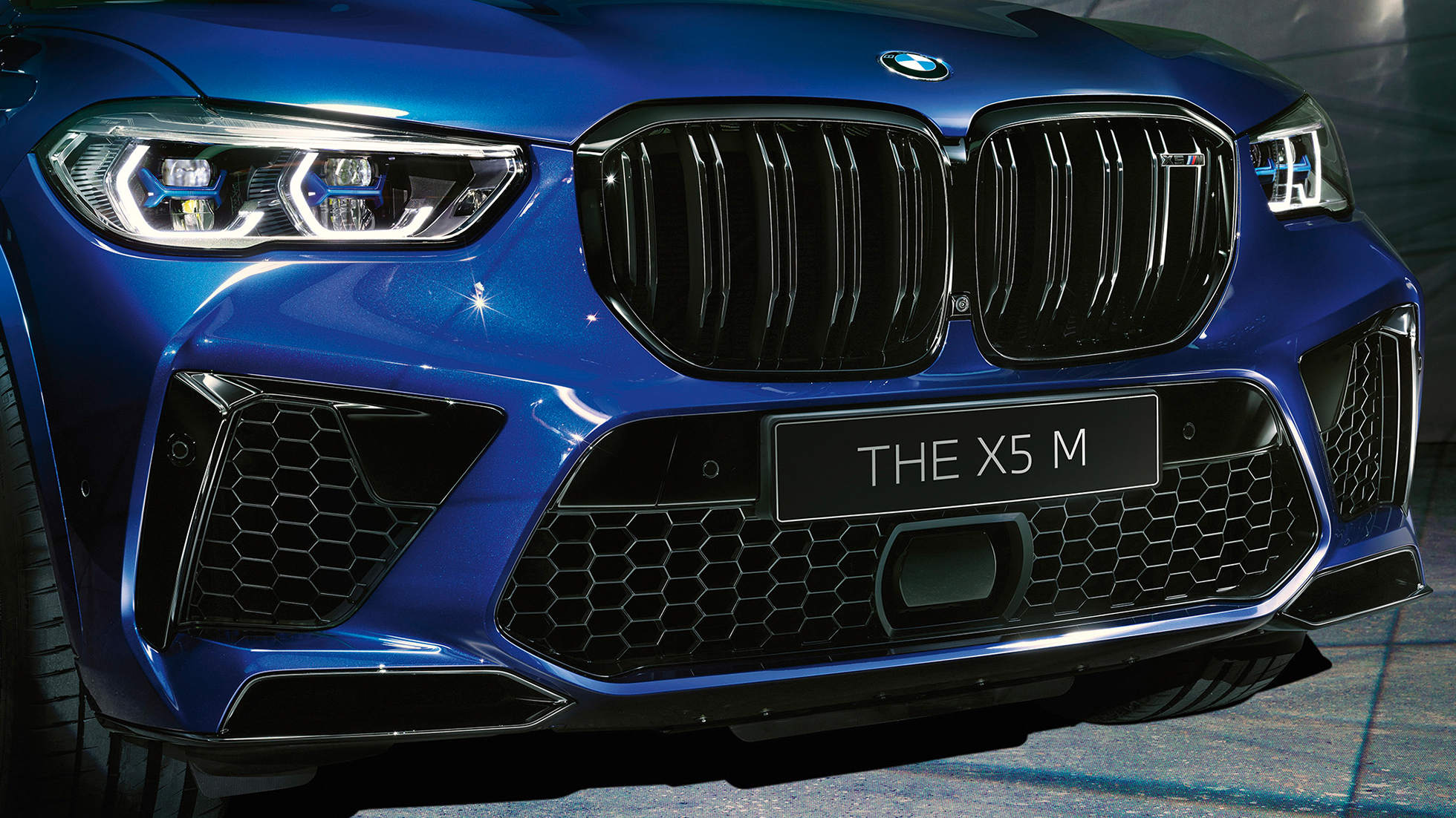 黑色高光双肾进气格栅以及底部加宽的进气口,使全新BMW X5 M的前部设计极具冲击力。 黑色高光双肾进气格栅以及底部加宽的进气口,使全新BMW X5 M的前部设计极具冲击力。