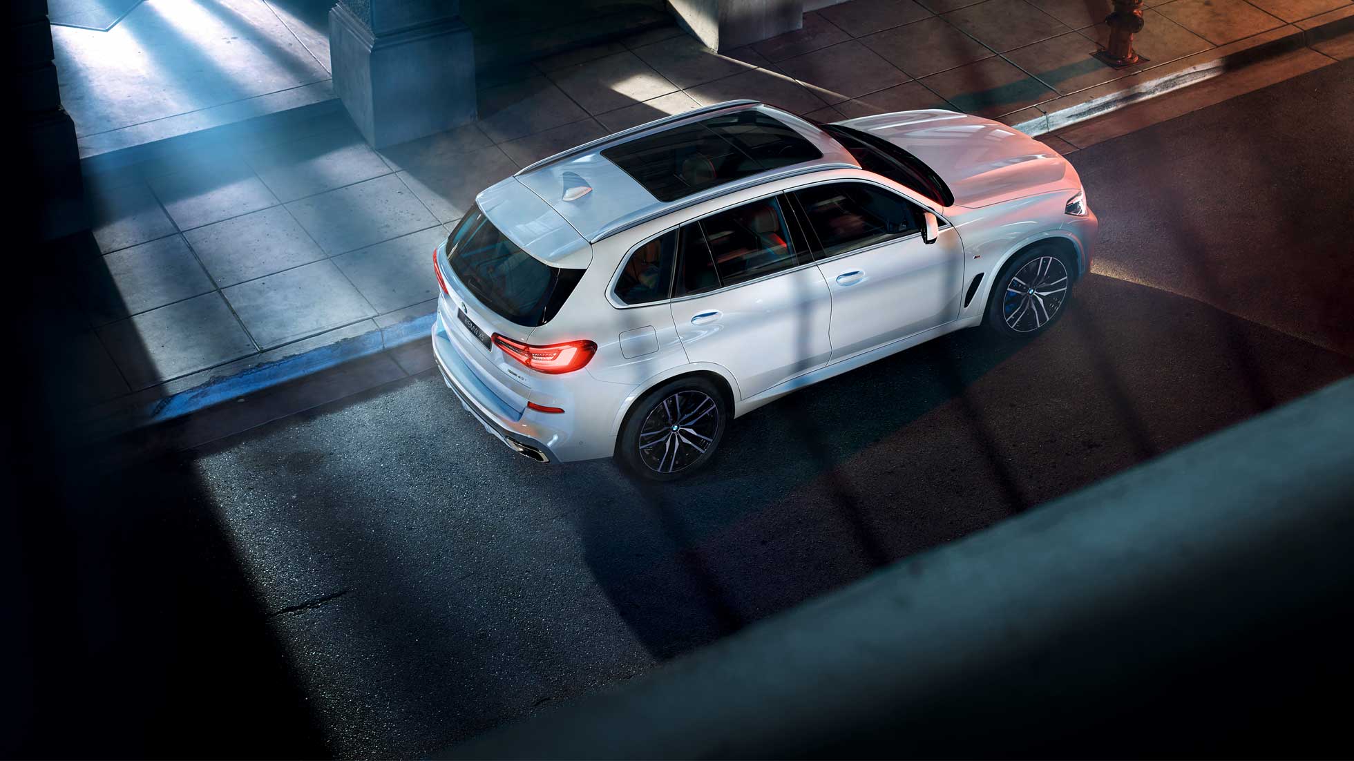 更大的车身尺寸让新BMW X5拥有更饱满、深邃的外在姿态。精炼紧凑的前悬令操控更敏捷,宽绰舒适的后排空间与更加优化的车身比例相得益彰,每一个细节都强烈表达着力量与美学,每一段驾驭都融入敏捷与酣畅。 更大的车身尺寸让新BMW X5拥有更饱满、深邃的外在姿态。精炼紧凑的前悬令操控更敏捷,宽绰舒适的后排空间与更加优化的车身比例相得益彰,每一个细节都强烈表达着力量与美学,每一段驾驭都融入敏捷与酣畅。