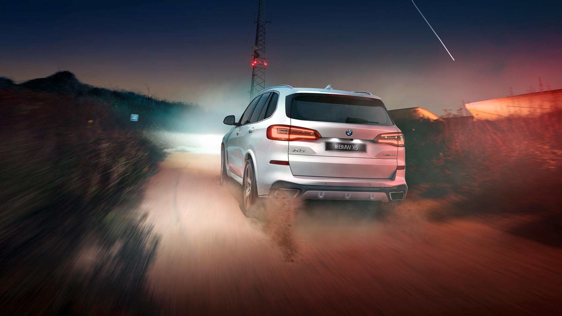 为增强车辆在复杂路面的通过性,新BMW X5搭载电控后桥差速锁,保持出色的牵引力,使其越野性能更为出众。 为增强车辆在复杂路面的通过性,新BMW X5搭载电控后桥差速锁,保持出色的牵引力,使其越野性能更为出众。