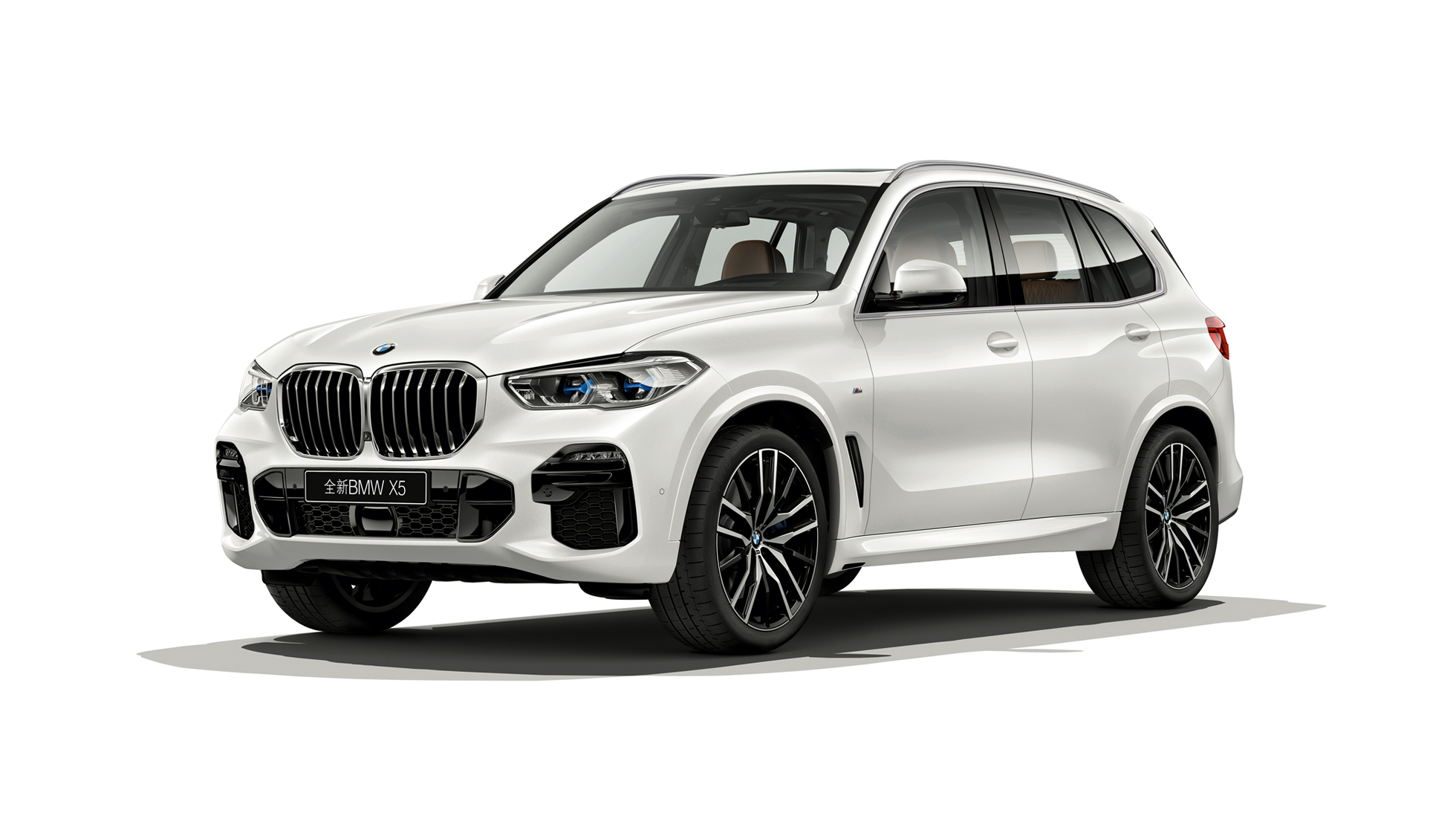 BMW X5 with M Sport package, exterior. BMW X5 with M Sport package in three-quarter front perspective.