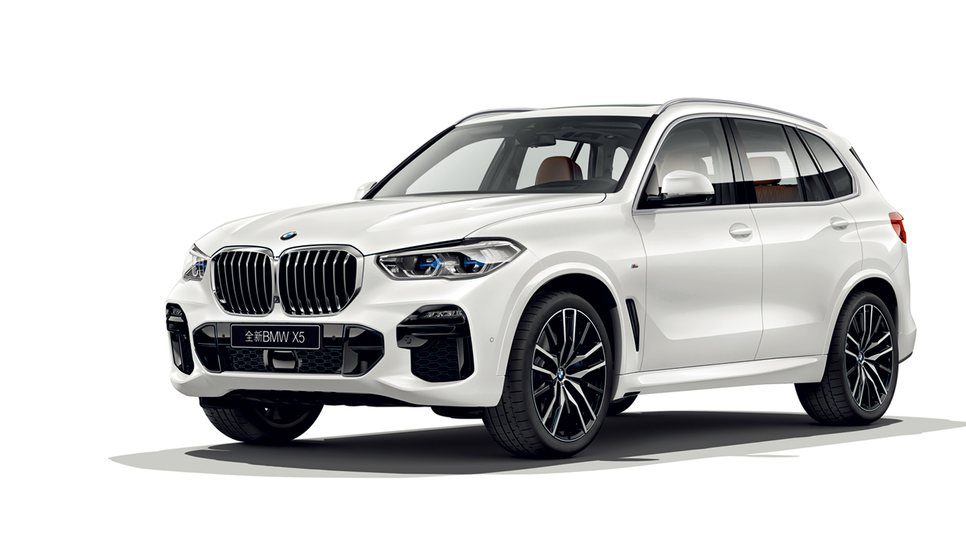 BMW X5 with M Sport package, exterior. BMW X5 with M Sport package in three-quarter front perspective.
