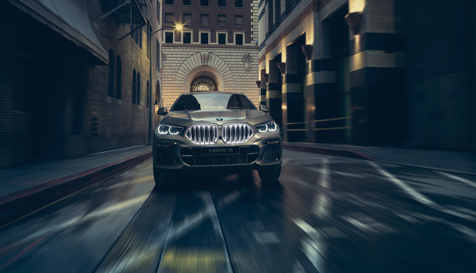 BMW X6 front. Close-up view of the BMW X6 front with BMW kidney grille ‘Iconic Glow’ from a bird's eye view.