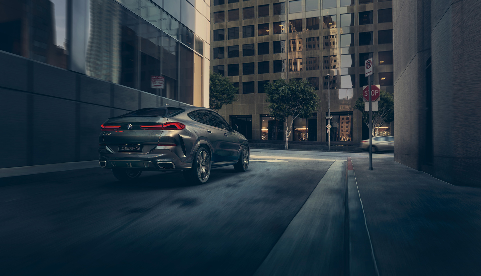 BMW X6 Adaptive M suspension Professional BMW X6 in three-quarter front perspective in front of an urban setting.