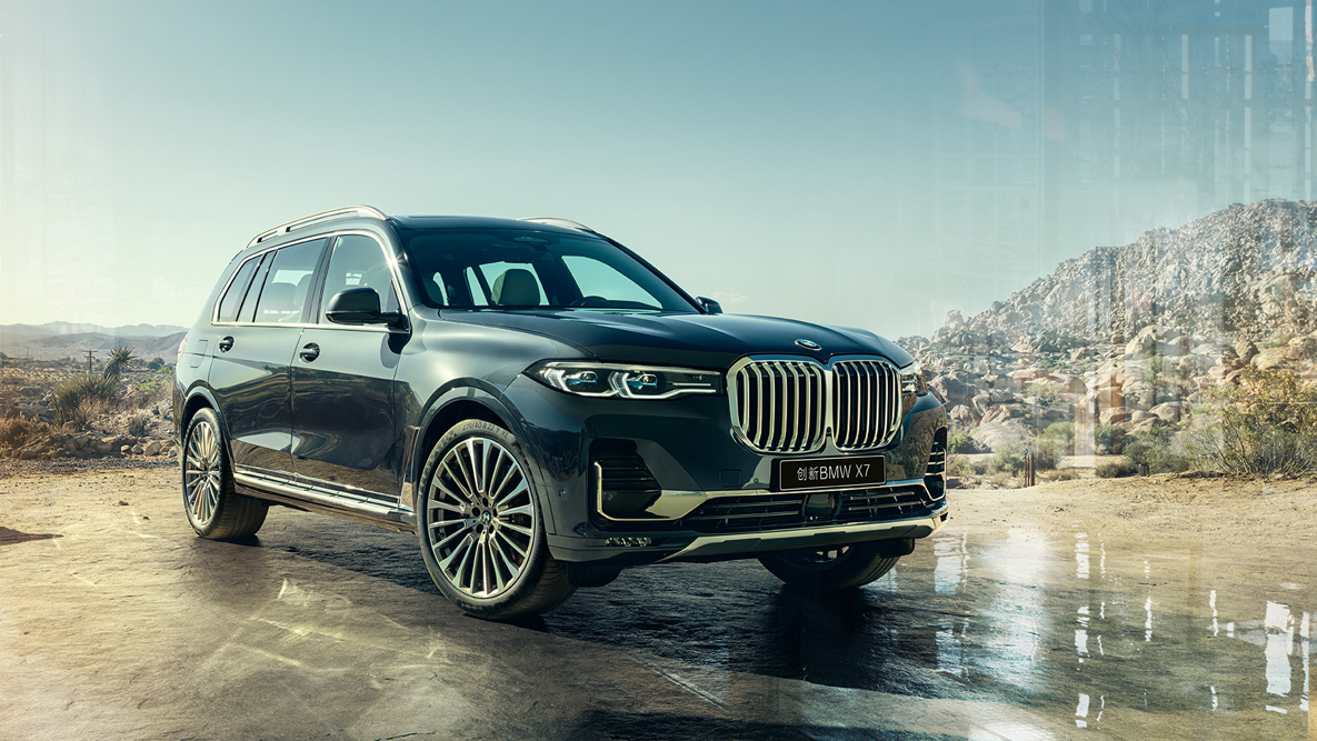 BMW X7 exterior, three-quarters front view BMW X7 exterior: three-quarters front view in front of desert background