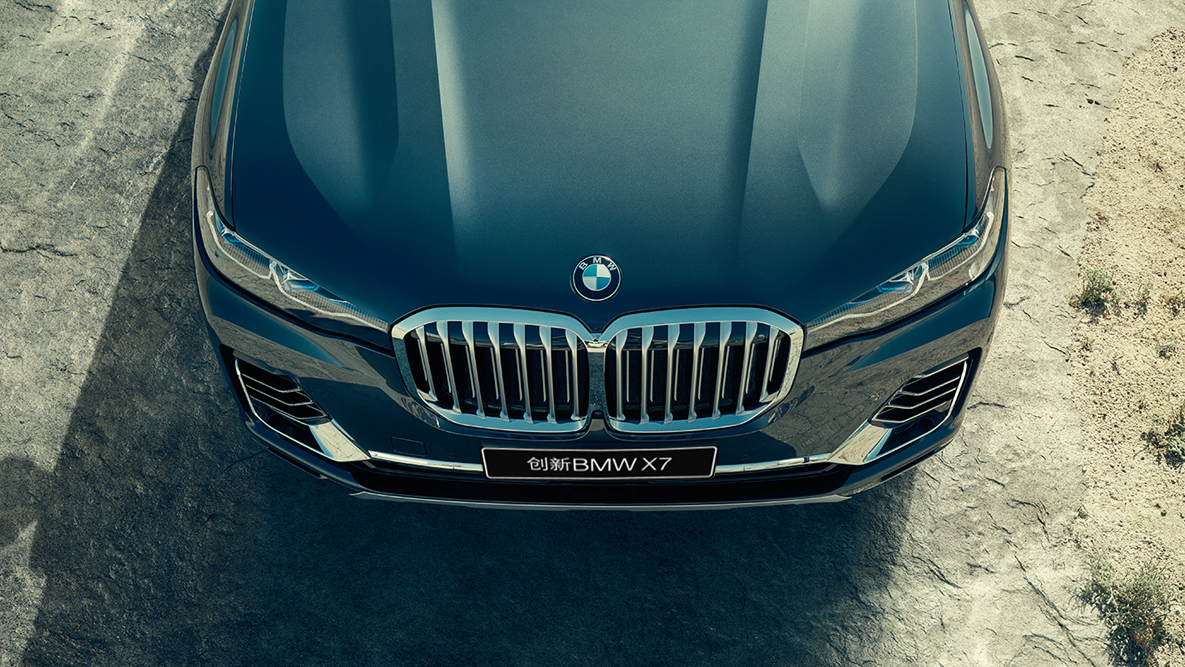BMW kidney grille of the BMW X7 BMW kidney grille: high-angle shot of BMW X7 front