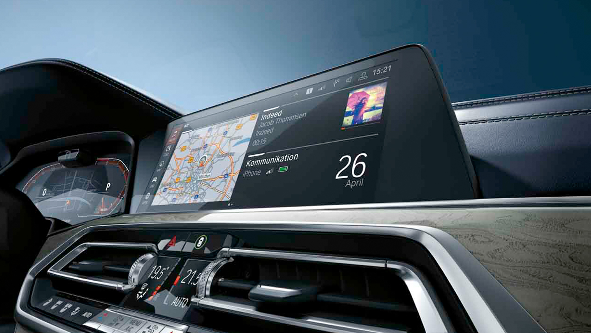 Executive Drive Pro Executive Drive Pro: BMW X7 driving in three-quarter front view